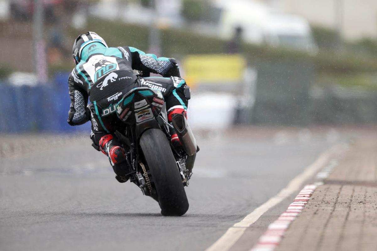 Eerste tests van de North West 200, Dunlop vliegt met de CBR