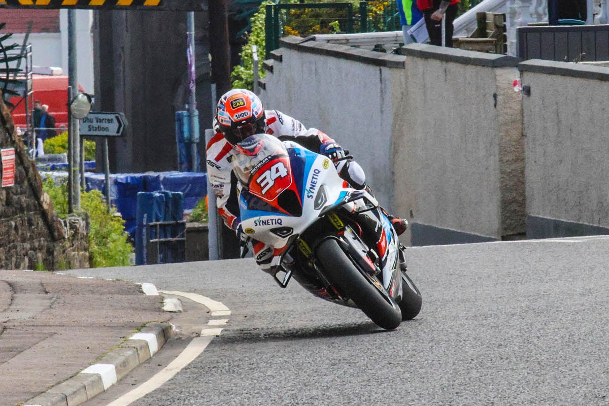 Seeley scoort 28e op de North West 200: triomf in Race 1 Superstock