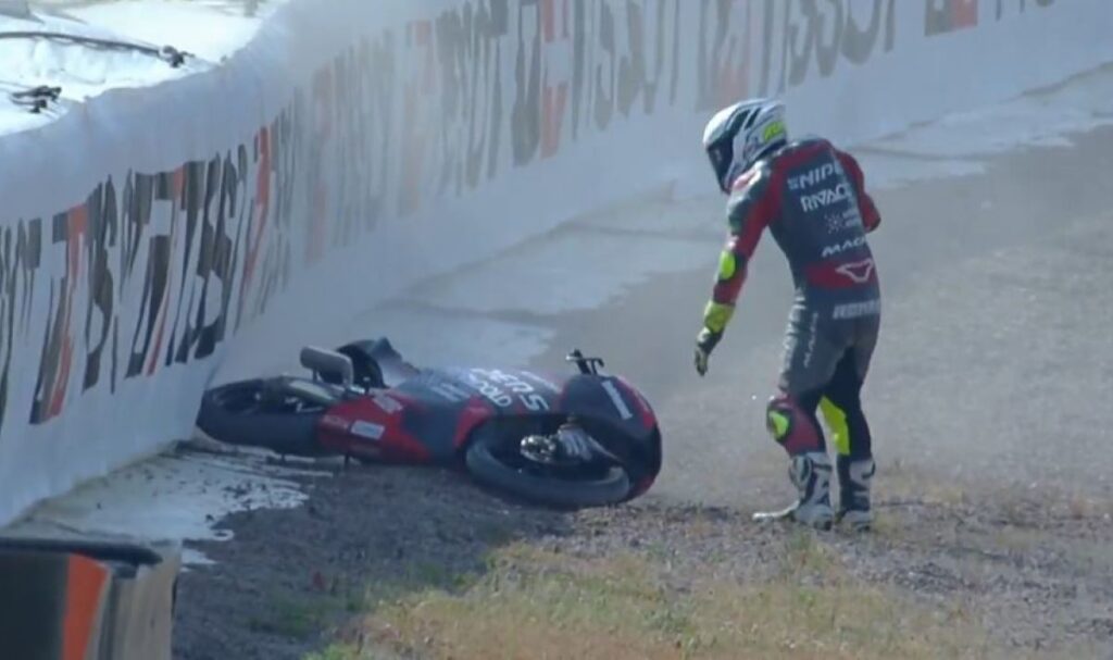 Moto3 Sachsenring, Latihan 1: Fenati crash, tiga pebalap Italia di 14 besar fenati-crash-p1-moto3-sachsenring