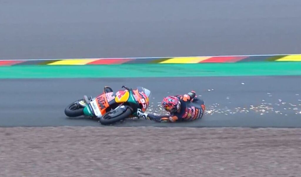 Moto3 Sachsenring, Latihan 2: Bertelle Memuncaki Hujan, Oncu Cedera? oncu-crash-moto3-p2-sachsenring