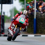 Michael Dunlop si ritira in Gara 2 Supertwin del TT 2023, vince Hickman