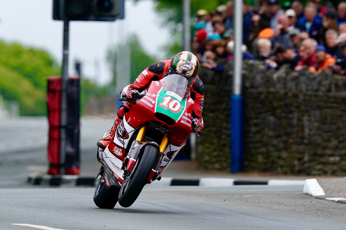 Michael Dunlop ja ritira elokuvassa Gara 2 Supertwin del TT 2023, vince Hickman