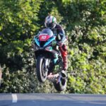Peter Hickman piega Michael Dunlop: conquista Gara 1 Superstock al TT 2023