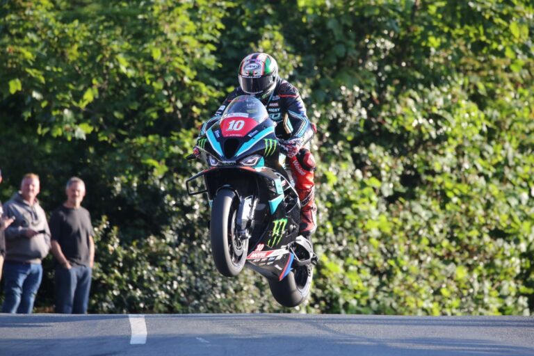 Peter Hickman piega Michael Dunlop: conquista Gara 1 Superstock al TT 2023