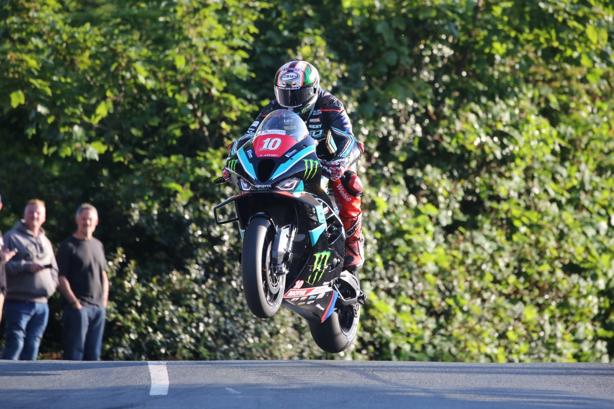 Peter Hickman của Michael Dunlop: chinh phục Gara 1 Superstock al TT 2023