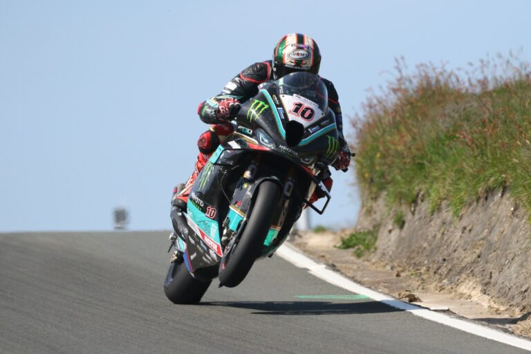 Peter Hickman trionfa al Senior TT e chiude un TT 2023 capolavoro
