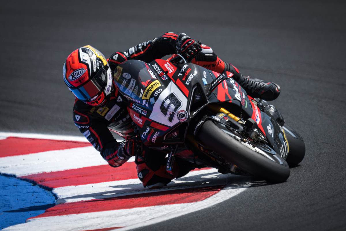 Superbike, Petrucci reprend de la vitesse mais chute : “jeté 4e place”