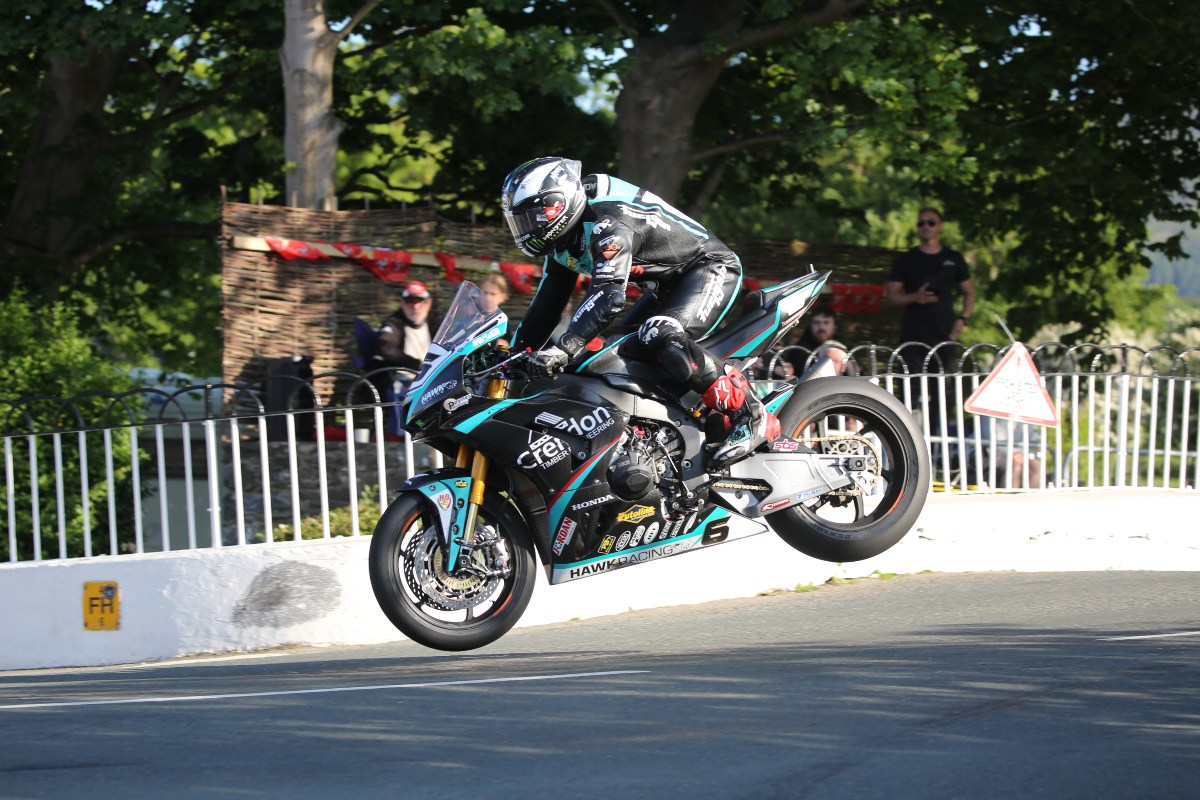 Michael Dunlop leci na TT 2023: rekord ze średnią prędkością 135,531 mil na godzinę