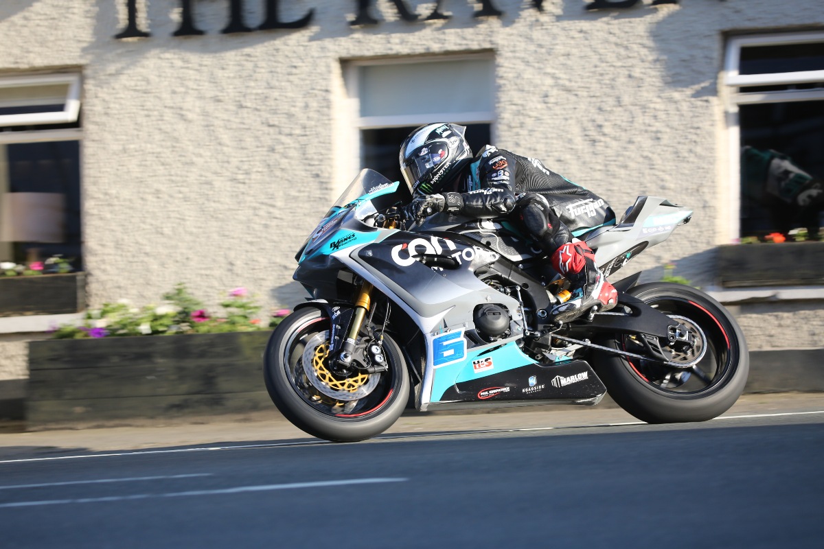 Michael Dunlop otwiera TT 2023 zwycięstwem w Race 1 Supersport