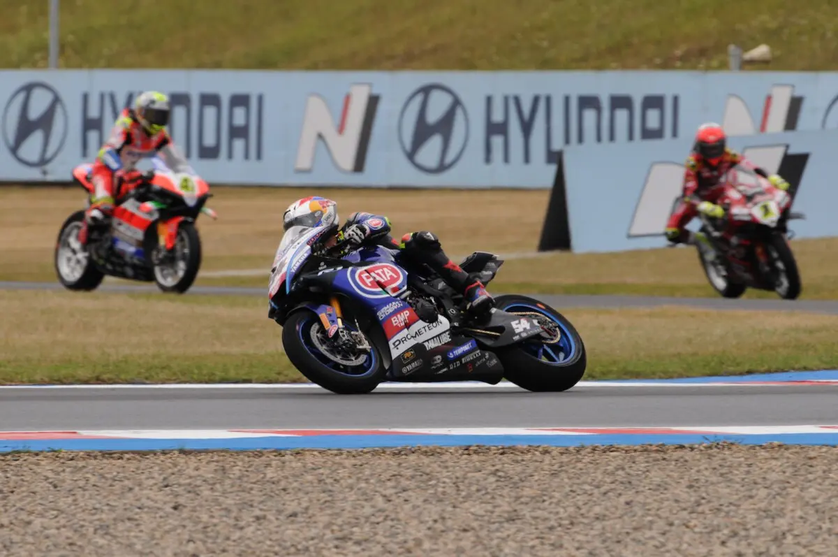 Superbike Nhất: Toprak vào thứ Sáu như một con sư tử, Bautista trong tầm ngắm