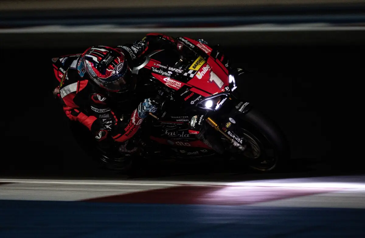 Superbike Misano: Michele Pirro belle la nuit, Bernardi et Zanetti à la poursuite