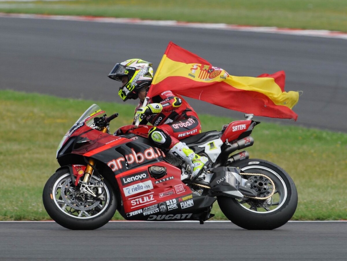 Superbike Donington : Bautista reprend le sceptre, quel podium Petrucci !