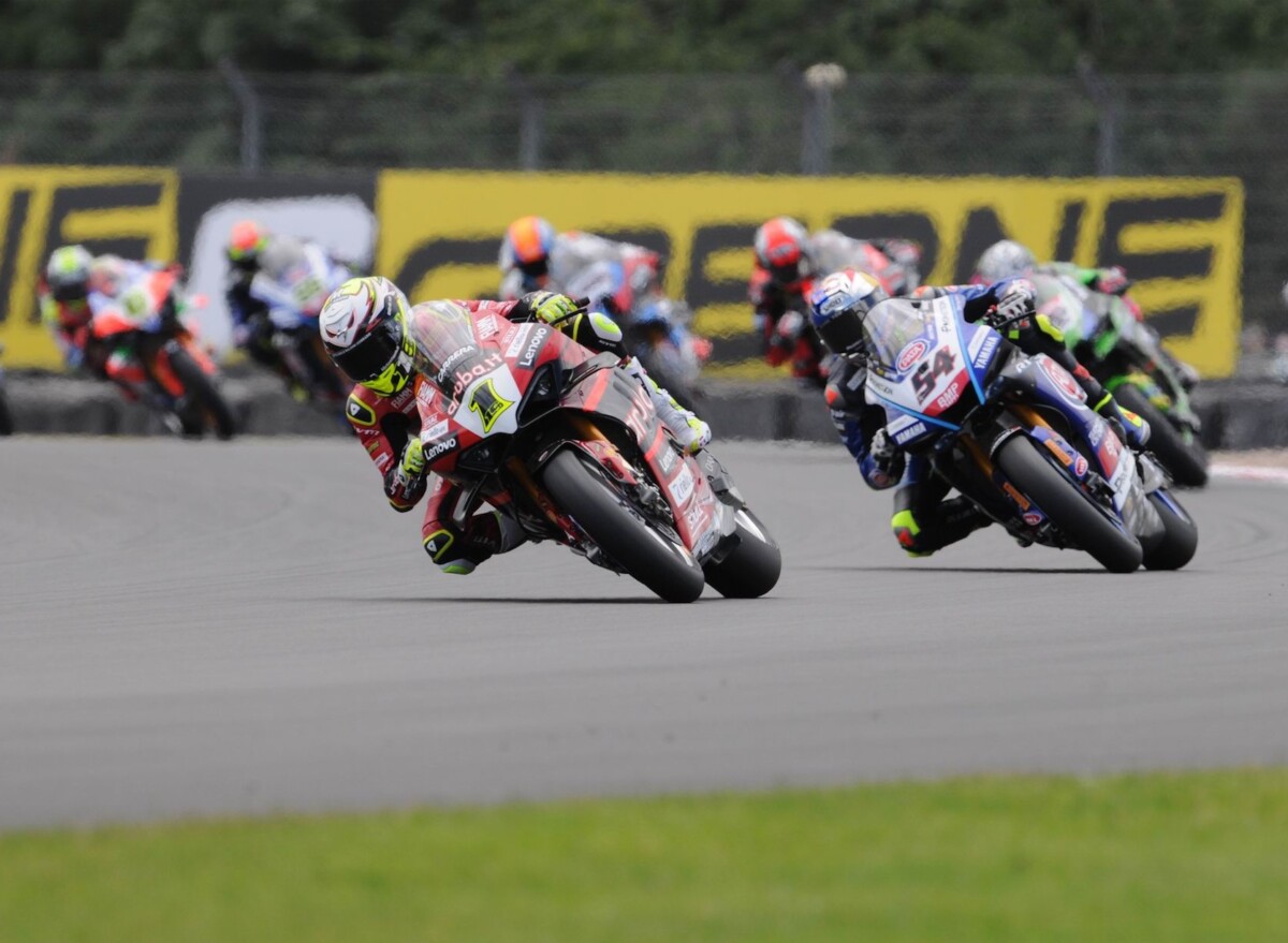Superbike Donington: Sprint Toprak zabíjí rekordy, Bautista a Rea se vzdávají