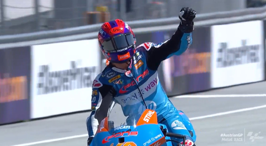 MotoE Austria, Balapan 1: Ferrari membuangnya, Casadei menang