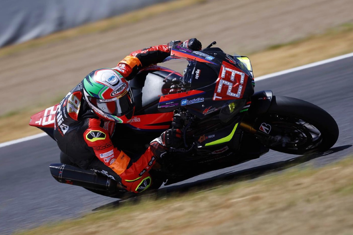 Aprilia avec la RSV4 1100 sur le podium Superstock aux 8 Heures de Suzuka
