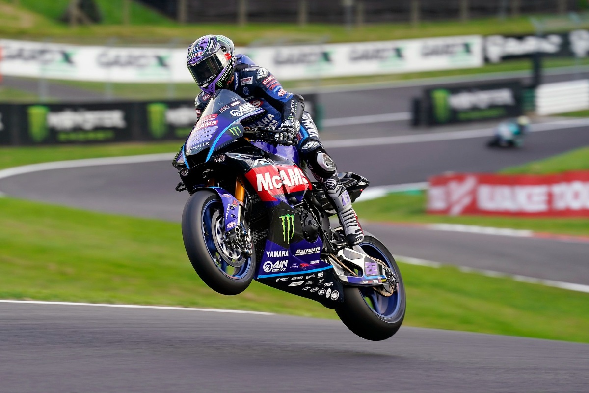 Vous sautez dans le British Superbike à Cadwell Park et plusieurs pilotes « sautent ».