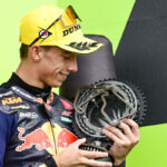 acosta-podio-leader-moto2-silverstone