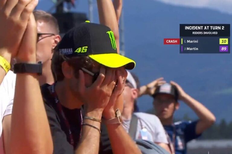 Valentino Rossi, Luca Marini e Bezzecchi contro Jorge Martin