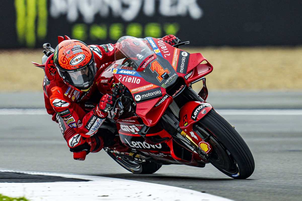 MotoGP, Bagnaia moqué en finale : main tendue à son rival Aprilia