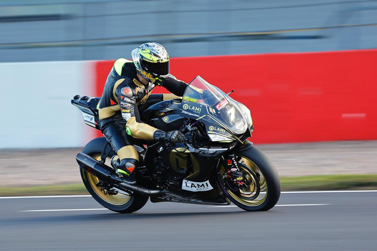 British Superbike à rebondissements : Vickers s’impose à Donington