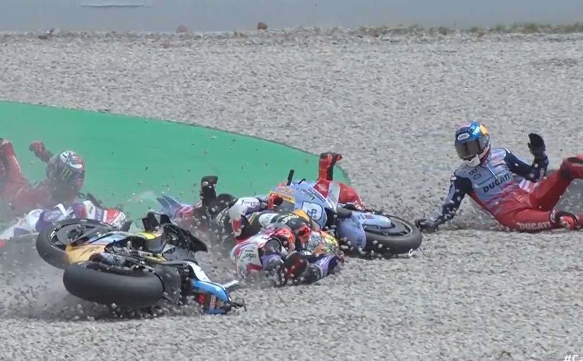 MotoGP Catalogne : C’est l’enfer au départ, Bagnaia heurté par Binder