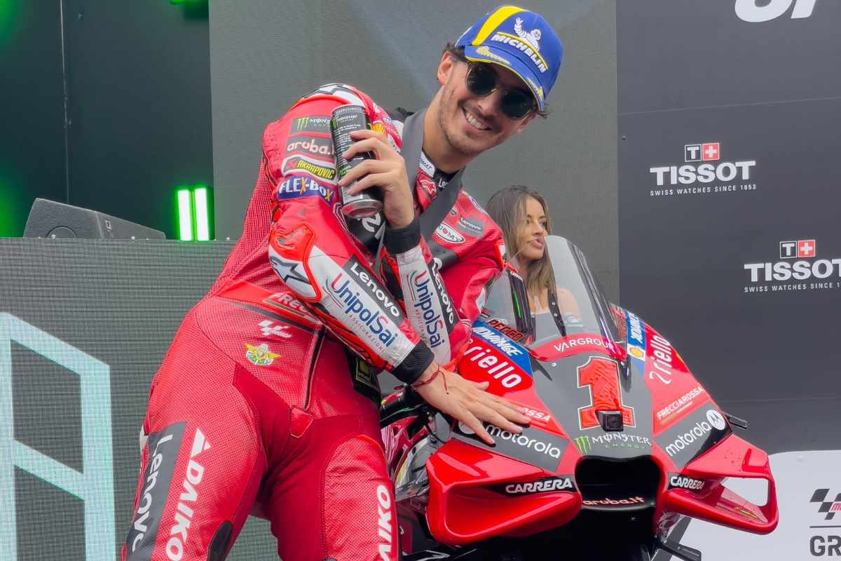 MotoGP, Bagnaia vise Misano.  Et Simoncelli “merci” Bastianini
