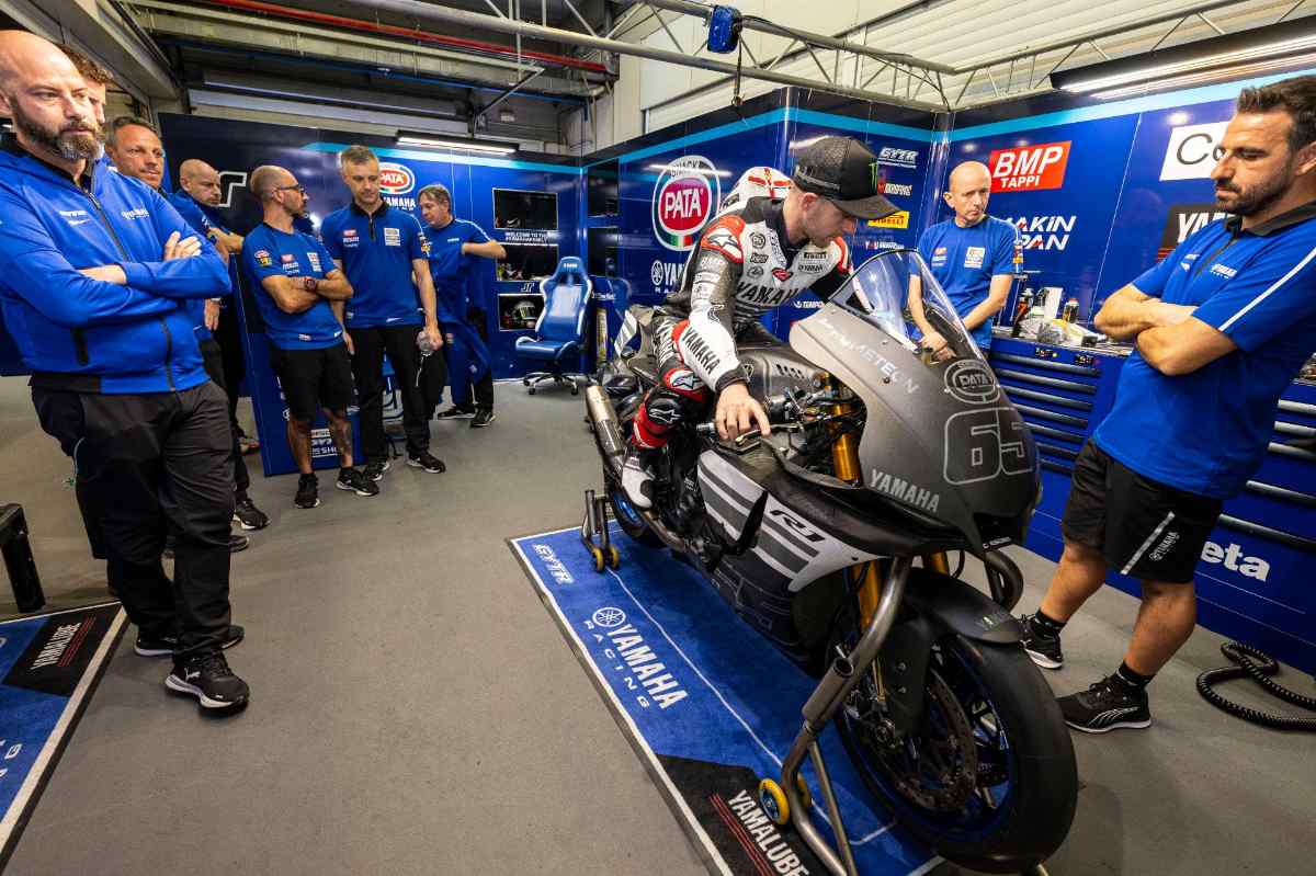 Superbikes.  Jonathan Rea: de första bilderna med Yamaha