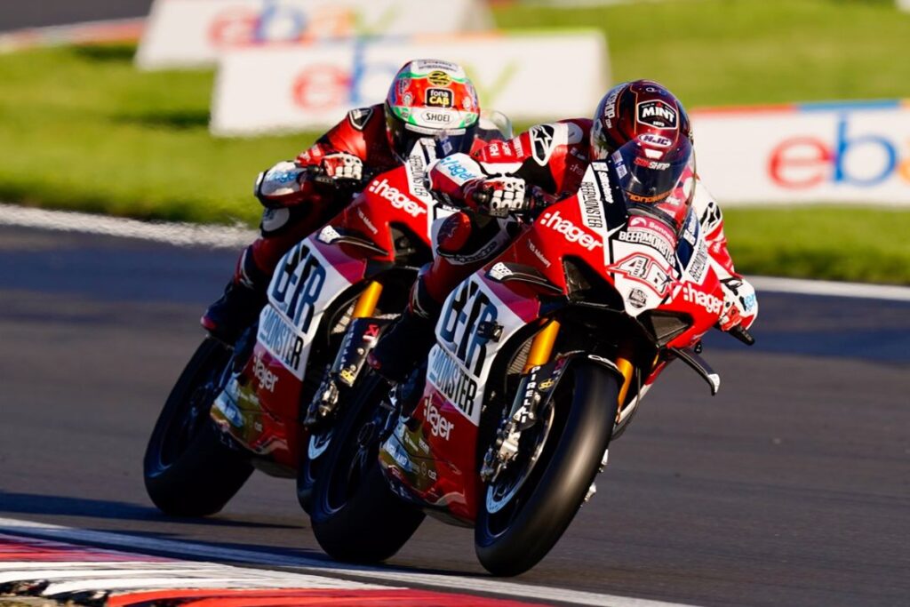 British Superbike palpitant : Bridewell champion par un demi-point ! British Superbike da brividi: Bridewell Campione per mezzo punto!