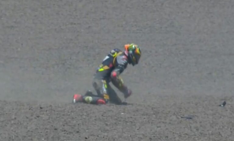 bezzecchi-crash-prove1-motogp-indonesia