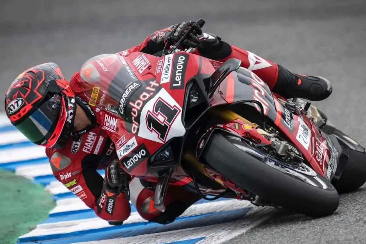 Superbike, Bulega et le poids minimum : « C’est fait pour Bautista, tout le monde se plaint »