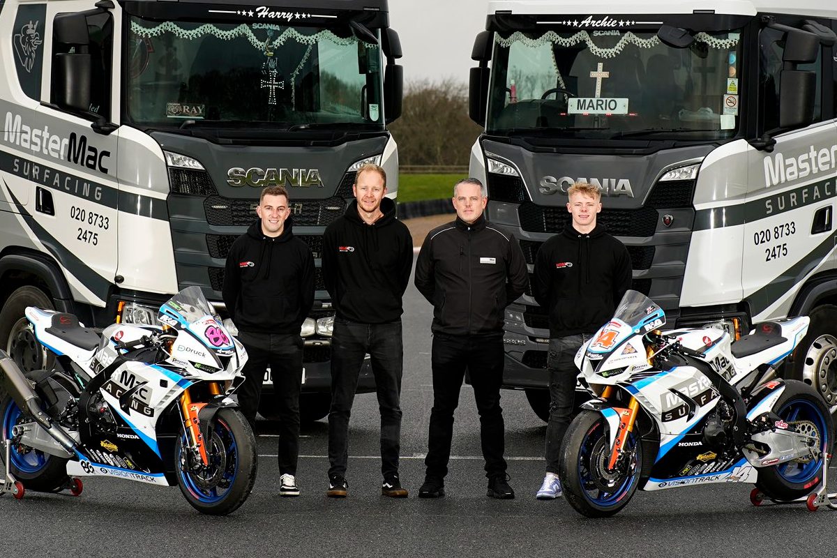 Hawk Honda avec Jackson et Nesbitt attaquant le British Superbike