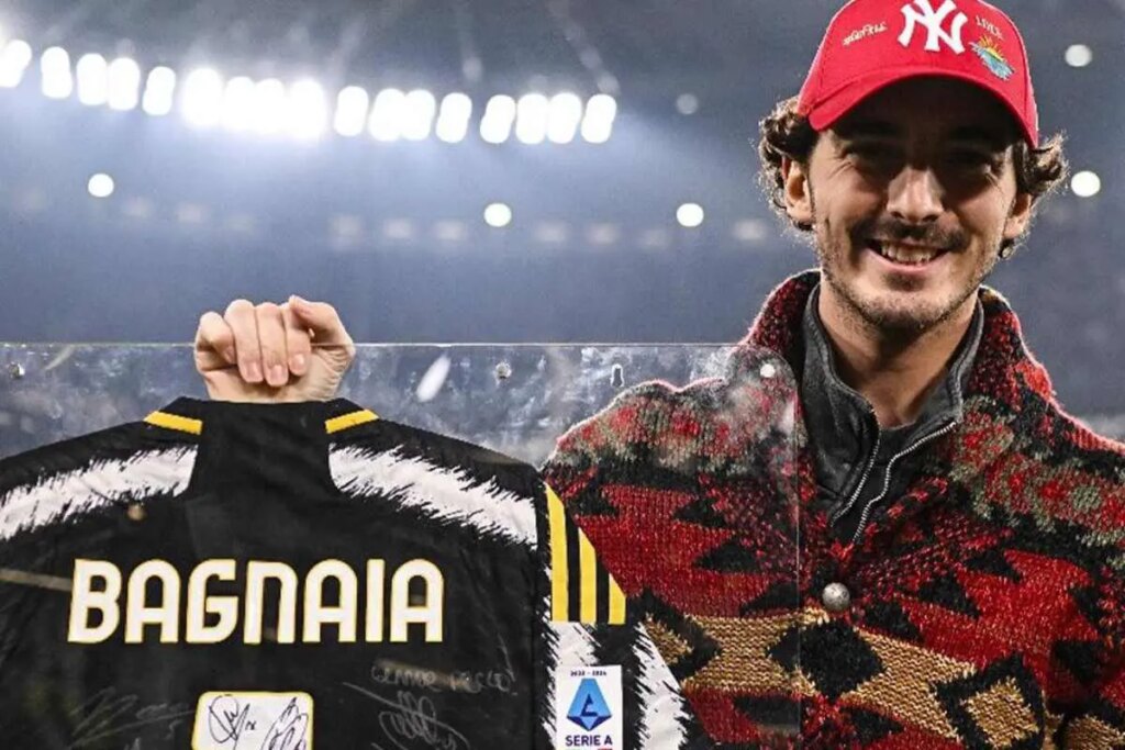 MotoGP, Bagnaia invité de la Juventus : il reçoit un cadeau spécial MotoGP, Pecco Bagnaia omaggiato dalla Juventus