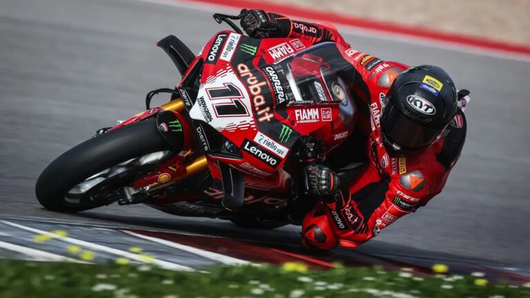 Nicolò Bulega si prende ancora la scena nel Mondiale Superbike: suo il miglior tempo anche nella prima giornata di test a Portimão, aumenta la fiducia in sella alla Panigale V4 R