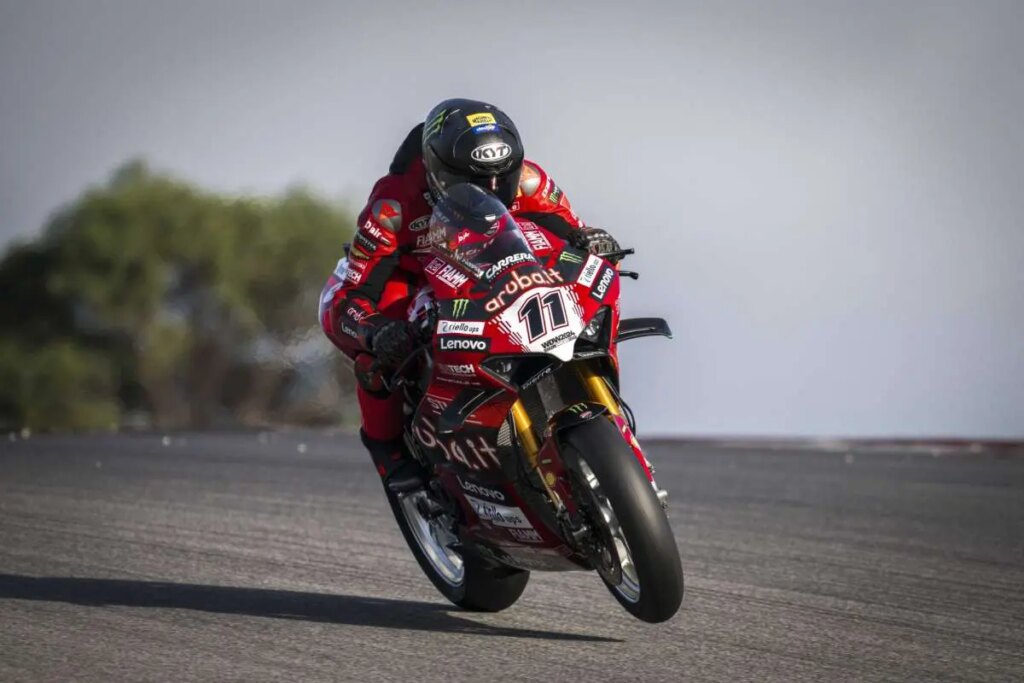 Superbike, Bulega de plus en plus prêts : “J’ai encore de la marge” Superbike, test Portimao: Bulega è felice