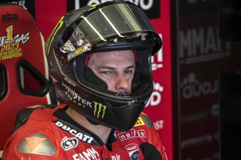 Superbike, Bulega vola e manda un messaggio agli avversari