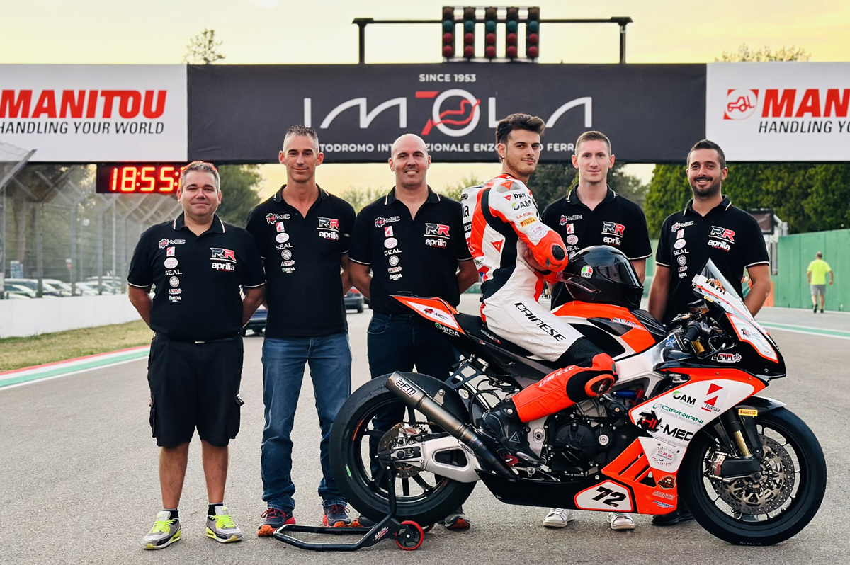 Doriano Vietti vise un rappel en Coupe Pirelli avec l’équipe Aprilia RR