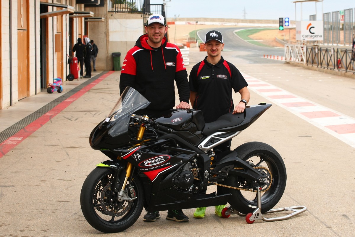 Peter Hickman avec Triumph attaquant le Daytona 200
