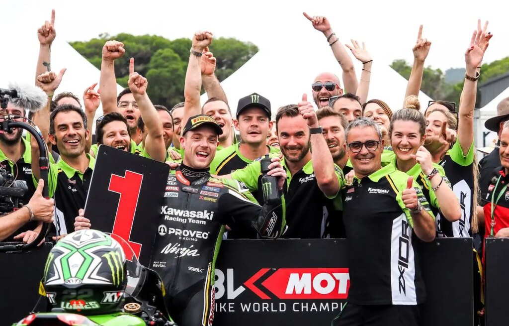 Superbike, Alex Lowes remonte : « J’ai pleuré dans le dernier tour » Alex Lowes e Kawasaki ritrovano il sorriso: clamorosa doppietta nella domenica di Phillip Island, tutta l’emozione di un momento atteso da quattro anni