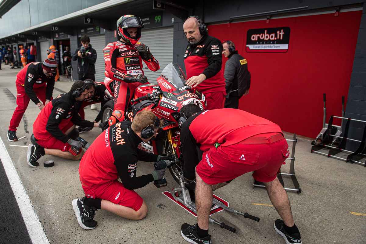 Superbike, Bulega ne va pas trop loin : “J’essaye de m’amuser”