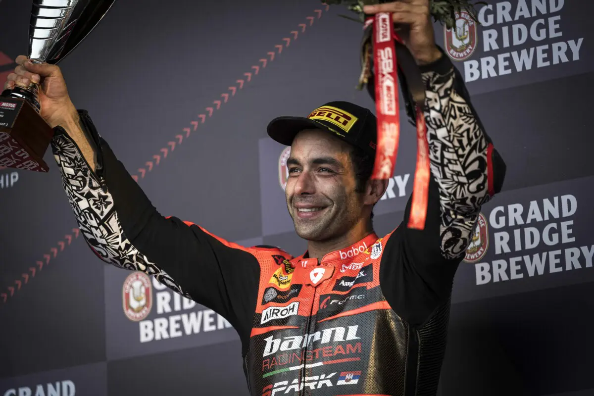 Superbike, Danilo Petrucci sourit depuis le podium “C’est dur, nous sommes tous toujours proches”