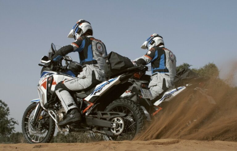 Cardo System, le communicateur Packtalk Edge sur les routes de Honda Adventure