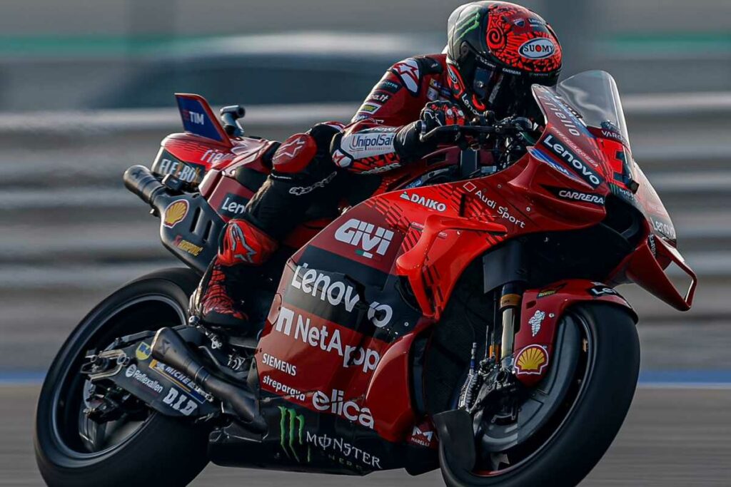 Pecco Bagnaia a freiné : “La moto a bien fonctionné, quelque chose d’autre n’a pas fonctionné” MotoGP Qatar, Pecco Bagnaia sorpreso: problema di gomma