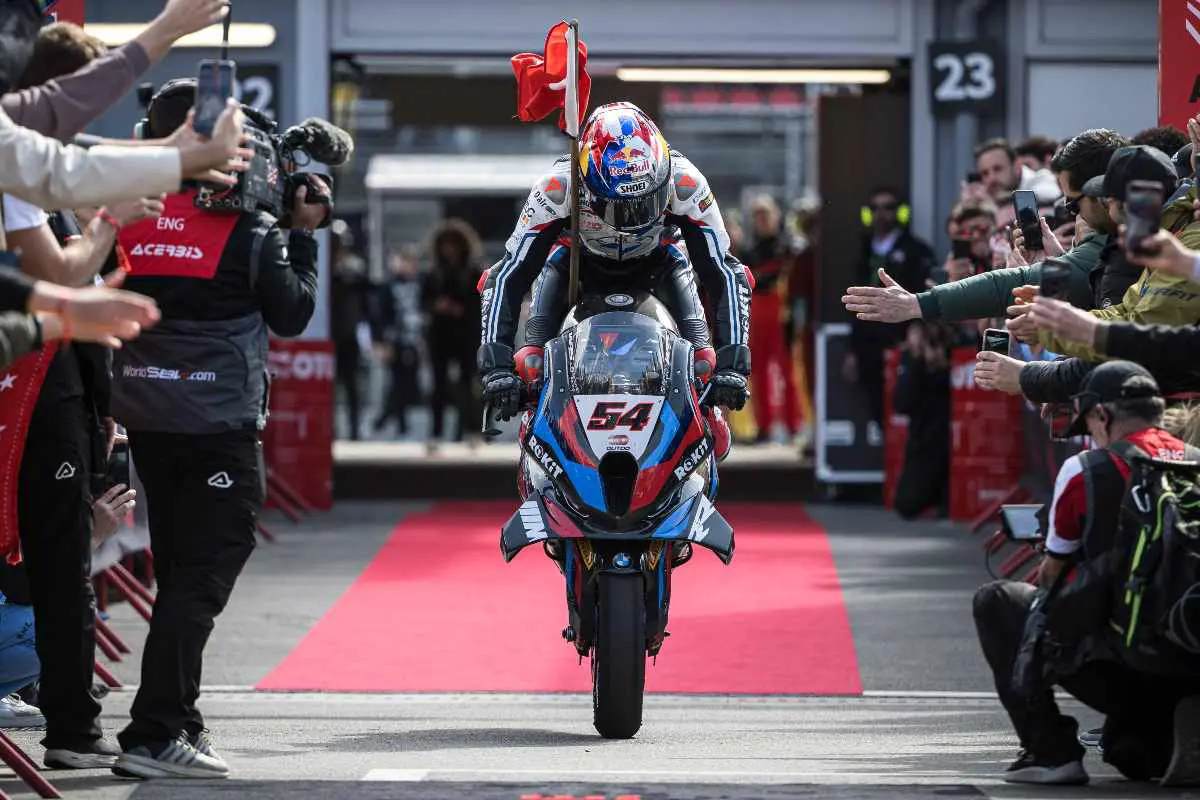 Superbike, Razgatlioglu comme Valentino Rossi : l’histoire des dépassements “fous”