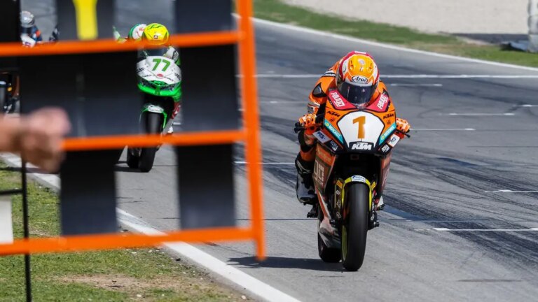 Rocambolesca Gara 1 del Mondiale Supersport 300 a Barcellona: una penalità toglie la vittoria a Inigo Iglesias in favore del Campione in carica Jeffrey Buis