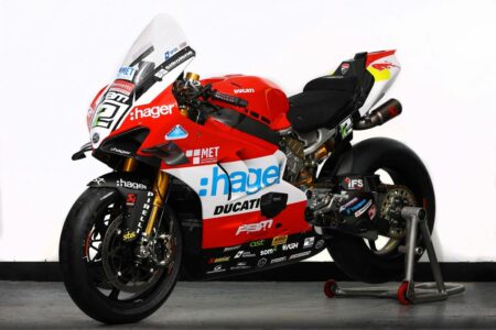 Hager main sponsor del team PBM Ducati, passato in gestione ai figli di Paul Bird: svelata la livrea della Panigale V4 R di Glenn Irwin per il British Superbike 2024