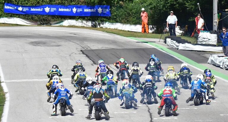 Nel week-end scatta il CIV Minimoto 2024 a Cervia: presenti team di livello e battaglie in pista assicurate, ma si parla anche di sostenibilità ambientale
