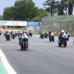 Scatta la Pirelli Cup 2024: griglie piene a Vallelunga con diversi big al via e due classi riservate solo alle moto di massima cilindrata. I dettagli della nuova stagione