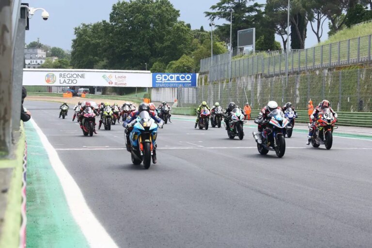 Scatta la Pirelli Cup 2024: griglie piene a Vallelunga con diversi big al via e due classi riservate solo alle moto di massima cilindrata. I dettagli della nuova stagione