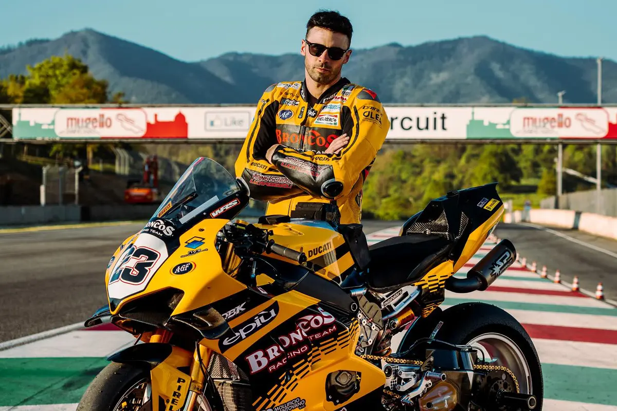 Luca Salvadori vise le National Trophy 1000 avec Ducati V4R Superbike