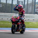 Dopo i malesseri degli ultimi giorni, Michele Pirro festeggia con la figlia nel CIV Superbike a Misano: vittoria importante con l’uscita di scena dei diretti avversari